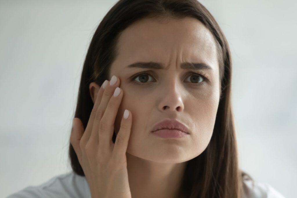 Όλα όσα πρέπει να ξέρετε για το «πρόσωπο κορτιζόλης» – Τα συμπτώματα και οι αιτίες