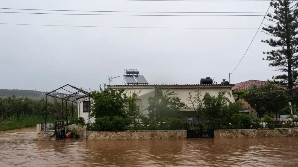 Κακοκαιρία στην Κρήτη: Στη δημοσιότητα βίντεο με οδηγό να έχει εγκλωβιστεί μέσα στο όχημά του στα Χανιά
