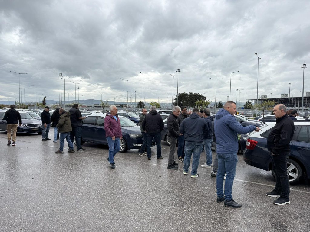 Θεσσαλονίκη: Η στιγμή που αυτοκίνητο «σηκώνει» στον αέρα πεζό! – Δείτε βίντεο (σκληρές εικόνες)