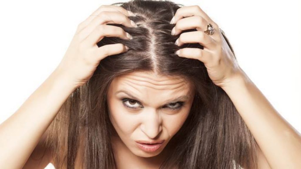 Σπυράκια και φαγούρα στο κεφάλι: Δείτε ποιες είναι οι έξι πιθανές αιτίες