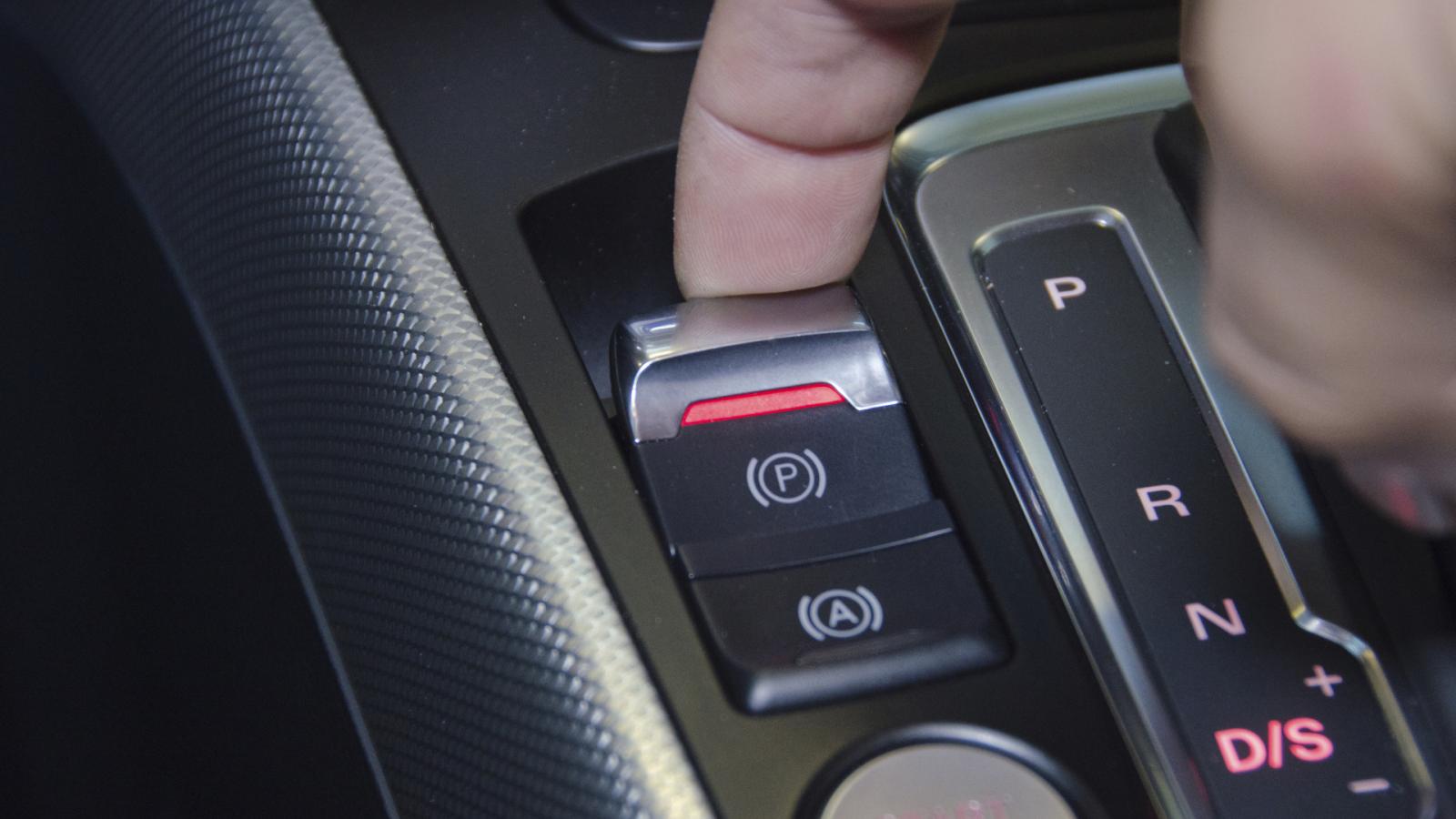 Το γνωρίζατε; – Τι θα συμβεί εάν «τραβήξετε» το ηλεκτρικό χειρόφρενο εν κινήσει (βίντεο)