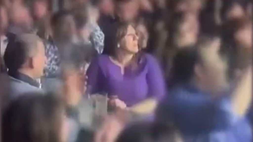 Ανάσες από την πολιτική πήρε η Ζωή Κωνσταντοπούλου στο κέντρο που τραγουδά η Ε.Ζουγανέλη