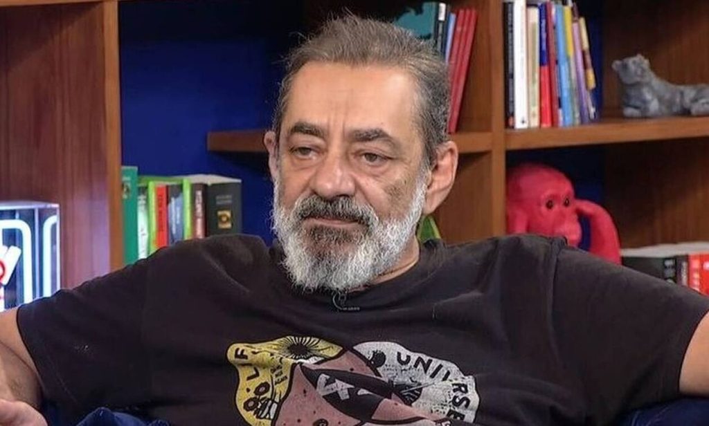 Α.Καφετζόπουλος: «Αυτά τα “πασχαλιάτικα” όπλα τα αγόρασα για τις ανάγκες της παράστασης “Τάο” στην οποία έπαιζα»