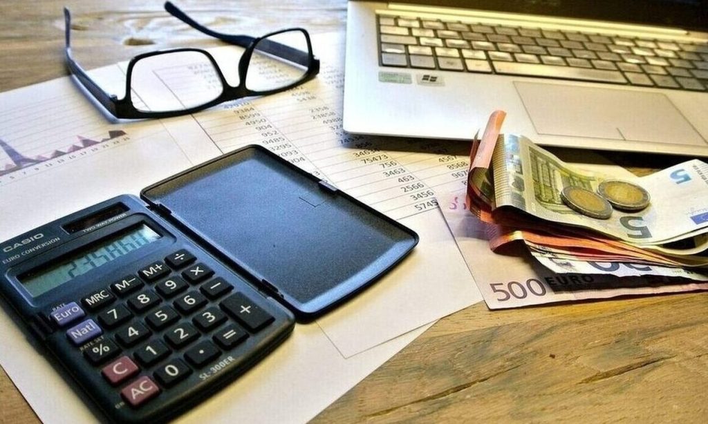 Γονικές παροχές – ΑΑΔΕ: Στο «μικροσκόπιο» των ελεγκτικών αρχών οι αδήλωτες μεταβιβάσεις και οι αγορές με μετρητά