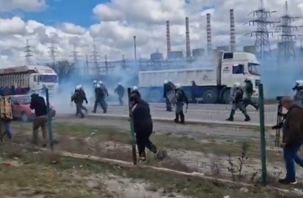 Κοζάνη: «Θερμή» υποδοχή στον Κ.Μητσοτάκη – Επεισόδια και συγκρούσεις με ΜΑΤ (βίντεο)