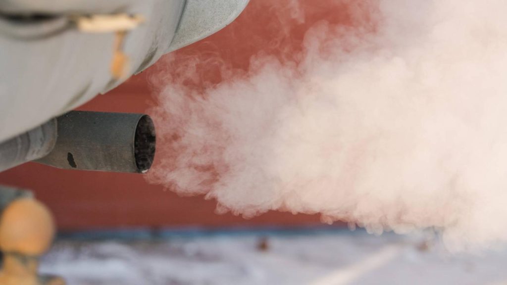 Λευκός καπνός από την εξάτμιση – Δείτε τι πρέπει να κάνετε 