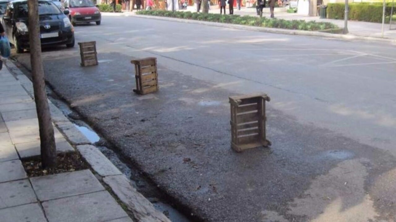 Κρατάς με… διάφορα αντικείμενα θέση πάρκινγκ στο δρόμο; – Με αυτό το πρόστιμο κινδυνεύεις!