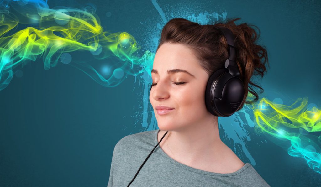 Βίντεο: Πώς η δυνατή μουσική από τα ακουστικά μπορεί να βλάψει την ακοή σας