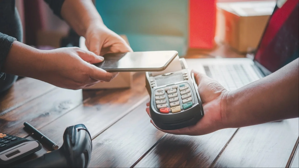 Τι αποκάλυψε η υποχρεωτική διασύνδεση των POS με τις ταμειακές μηχανές – «Σβήνουν τα μετρητά»