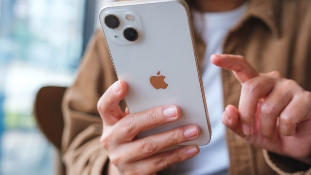 «iPhone finger»: Το βαθούλωμα στο μικρό δάχτυλο του χεριού που έχει προκαλέσει ανησυχία στους χρήστες (βίντεο)