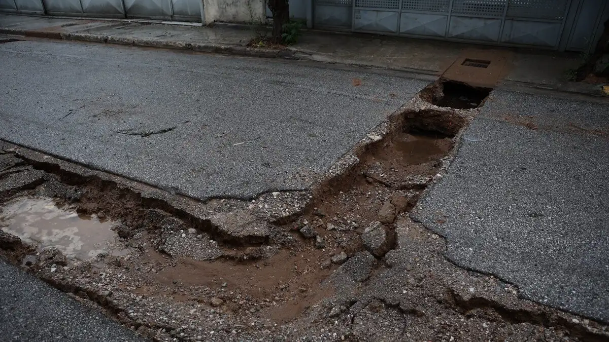 Θρακομακεδόνες: Διακοπή κυκλοφορίας λόγω καθίζησης οδοστρώματος