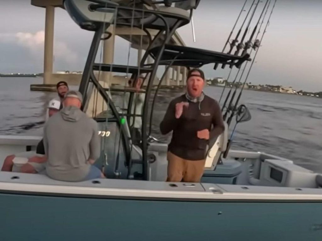 ΗΠΑ: Συνελήφθη 40χρονος βετεράνος του Στρατού που έκανε «ρεσάλτο» στο σκάφος 22χρονου – «Είμαι απλά ένα παιδί»