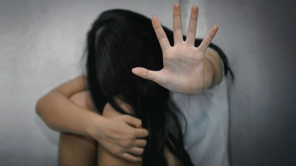 Ανήλικη καταγγέλλει αρπαγή και ομαδικό βιασμό: «Δεν μπορώ να βγω έξω – Αυτός κυκλοφορεί ακόμα»