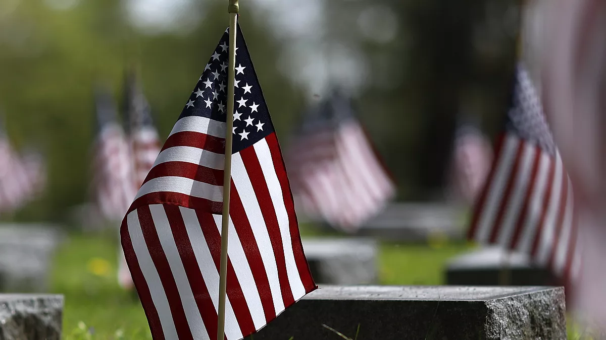 Σάλος στις ΗΠΑ: Ζευγάρι «πιάστηκε» να συνευρίσκεται ερωτικά δημόσια σε… νεκροταφείο!