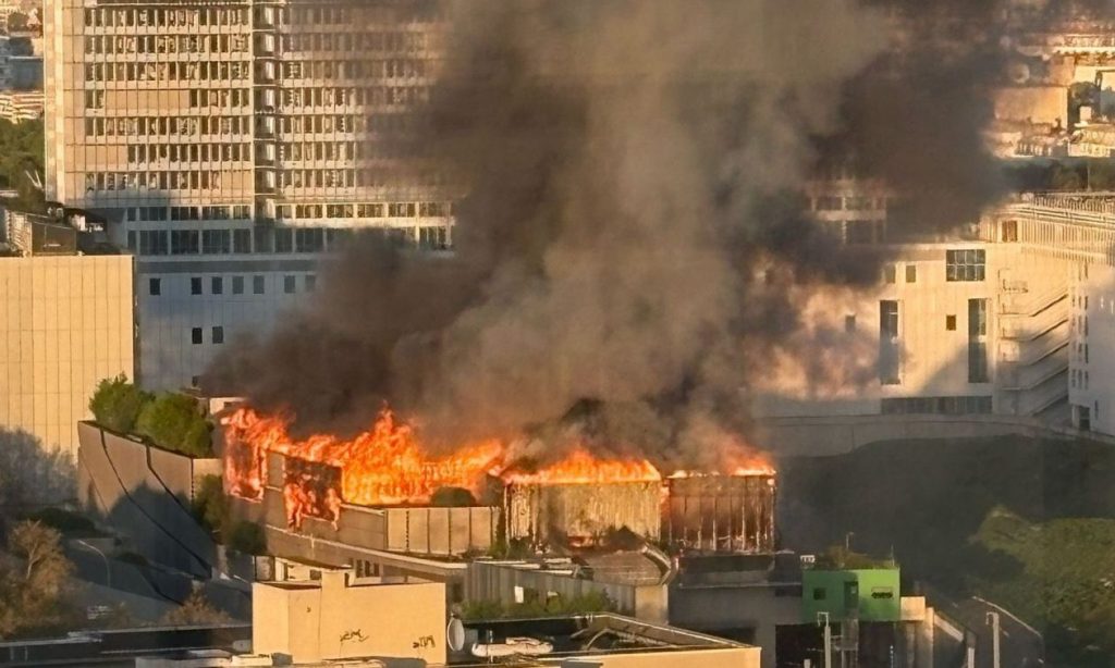 Μεγάλη φωτιά ξέσπασε σε κτήριο στο Παρίσι (φωτο-βίντεο)
