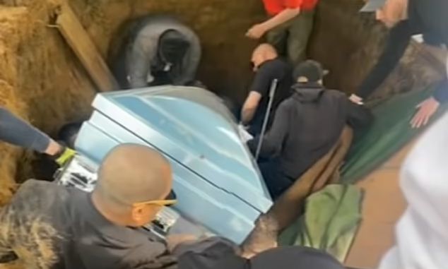 Videó: A hátborzongató pillanat, amikor egy koporsó összezúzza azokat, akik hordozták, és a sírba dobja őket