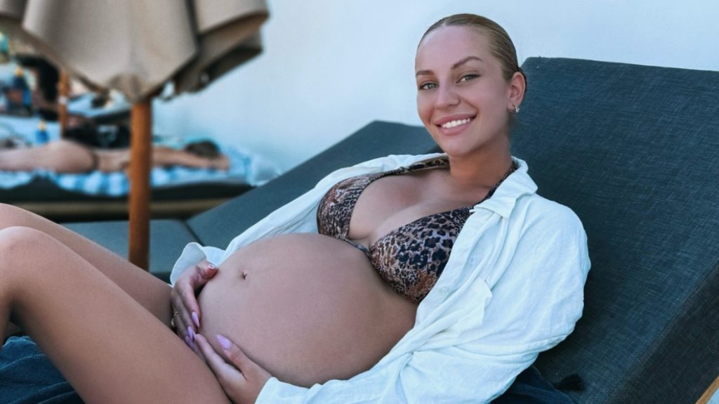 «Η εγκυμοσύνη ήρθε εντελώς τυχαία πάνω στον έντονο έρωτα» είπε η Ανδρομάχη για τον ερχομό του παιδιού της