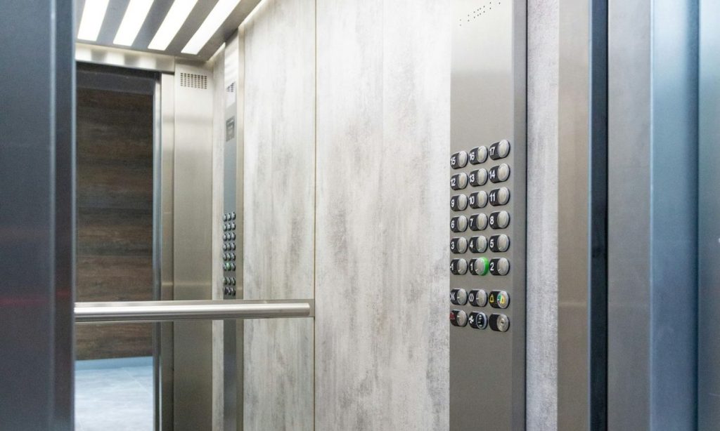 Είναι σπάνιο αλλά ποτέ δεν ξέρεις: Δες τι πρέπει να κάνεις αν πέσει το ασανσέρ (βίντεο)