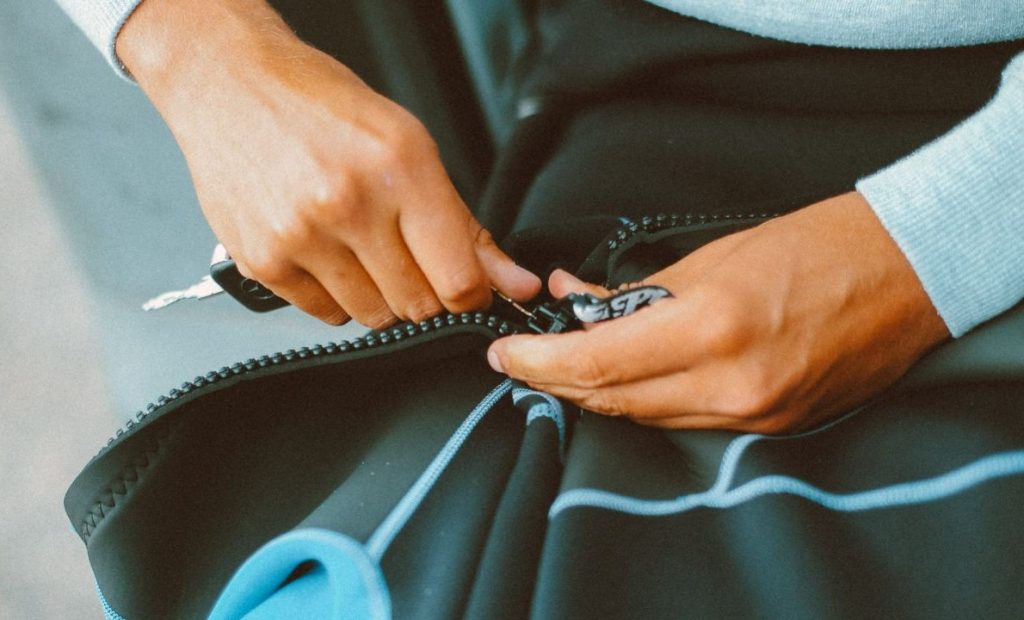 Δείτε τι πρέπει να κάνετε για να διορθώσετε ένα κολλημένο φερμουάρ