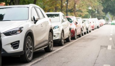 Τελικά πρέπει να βάζουμε ταχύτητα όταν παρκάρουμε σε ανηφόρα;