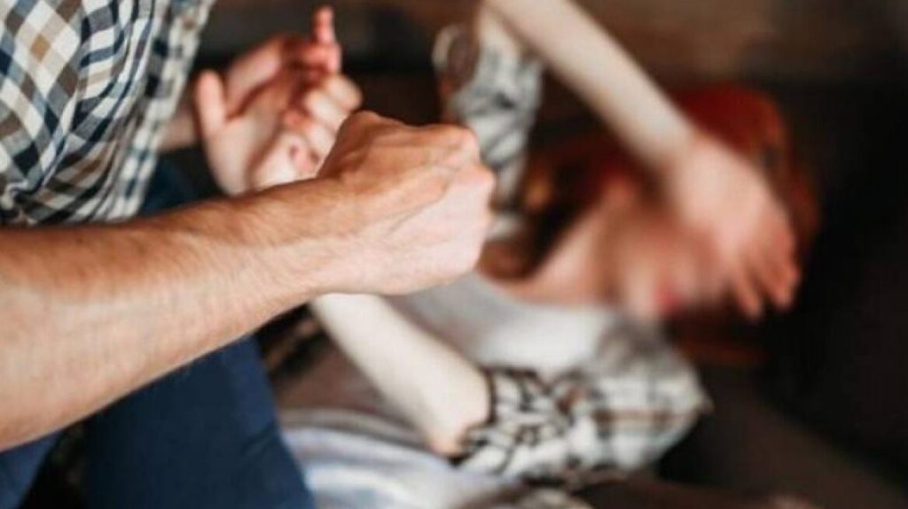 Γυναίκα υπέστη άγριο ξυλοδαρμό – Ο σύζυγός της και δράστης της επίθεσης εξαφανίστηκε μετά το περιστατικό