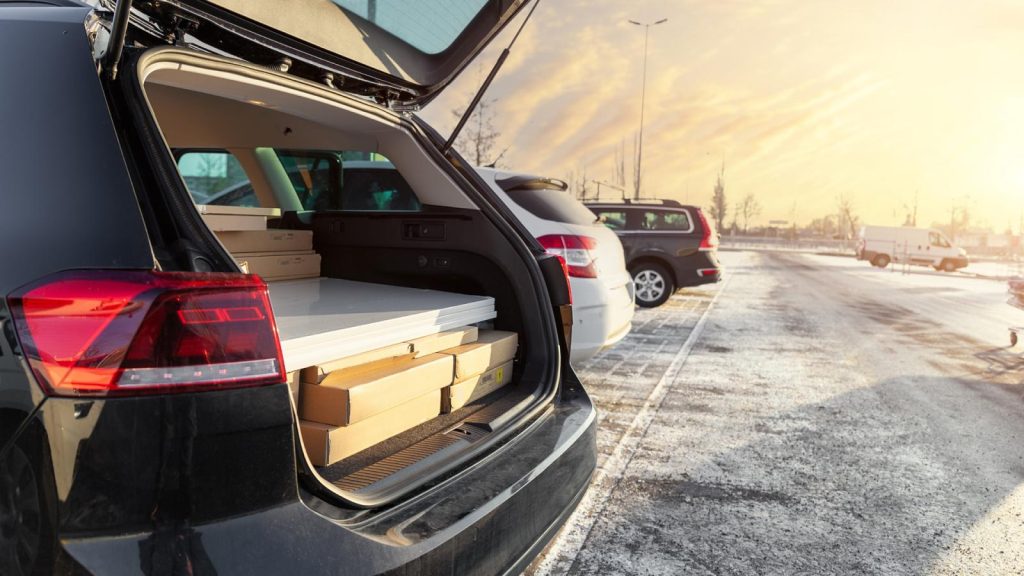 Αυτό είναι το «κρυφό» κουμπί στο πορτ μπαγκάζ του αυτοκινήτου: Ποια είναι η λειτουργία του