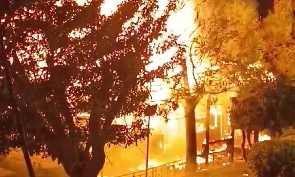 Βίντεο: Λεωφορείο «τυλίχθηκε» στις φλόγες επί της Λιοσίων στα Κάτω Πατήσια