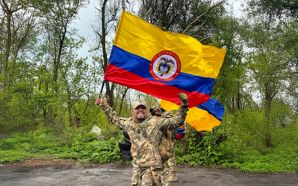 Κολομβιανός μισθοφόρος των Ουκρανών προσπαθεί να διαφύγει από παράθυρο δευτέρου ορόφου αλλά… εξοντώνεται (βίντεο)