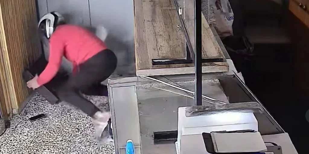 Ρόδος: Γκάφα από διαρρήκτη – Πήρε άδεια ταμειακή από σουβλατζίδικο, γλίστρησε και του έπεσε το κινητό