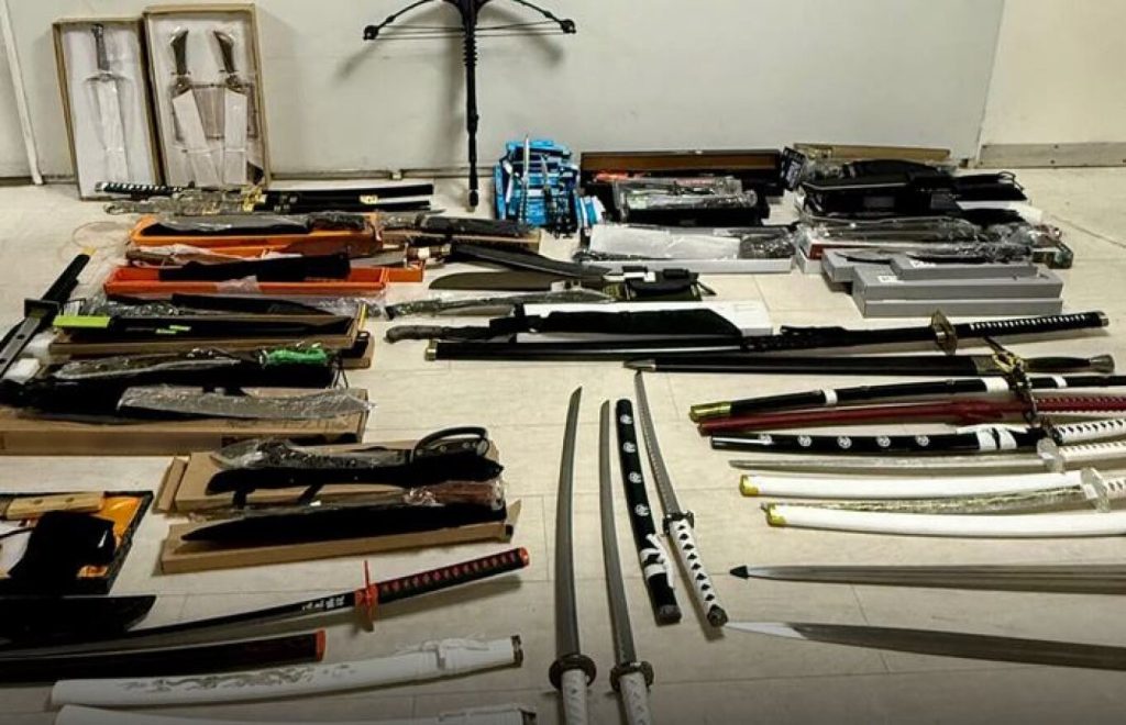 Ολόκληρο «οπλοστάσιο» σπαθιών βρέθηκε σε κατάστημα με είδη ρουχισμού στο Περιστέρι – Δείτε φωτογραφίες