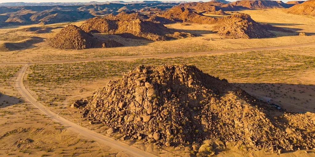 Αυτά είναι τα μυστηριώδη τούνελ στην έρημο της Ναμίμπια: Οι εικασίες των επιστημόνων