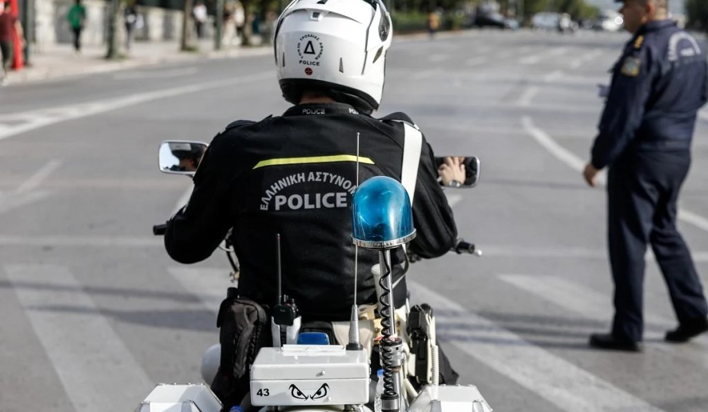 Εκάλη: Αποκαταστάθηκε η κυκλοφορία στην οδό Θησέως μετά την πτώση κολώνας φωτισμού (upd)