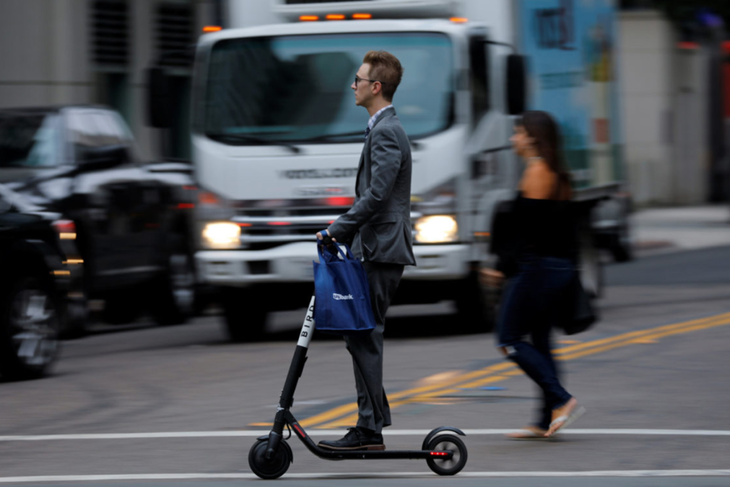 Ηλεκτρικό πατίνι «σπάει» τα 100 χλμ./ώρα στη Συγγρού – Προσπερνάει τα αυτοκίνητα με ιλιγγιώδη ταχύτητα