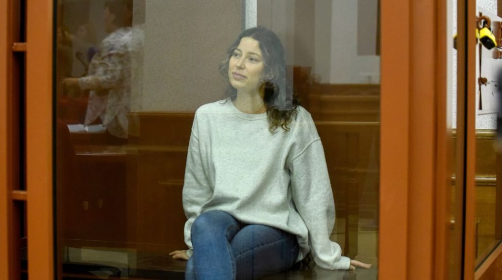 Η Ρωσοαμερικανίδα Ξένια Καρελίνα επιστρέφει στις ΗΠΑ μετά από ανταλλαγή κρατουμένων με τη Ρωσία