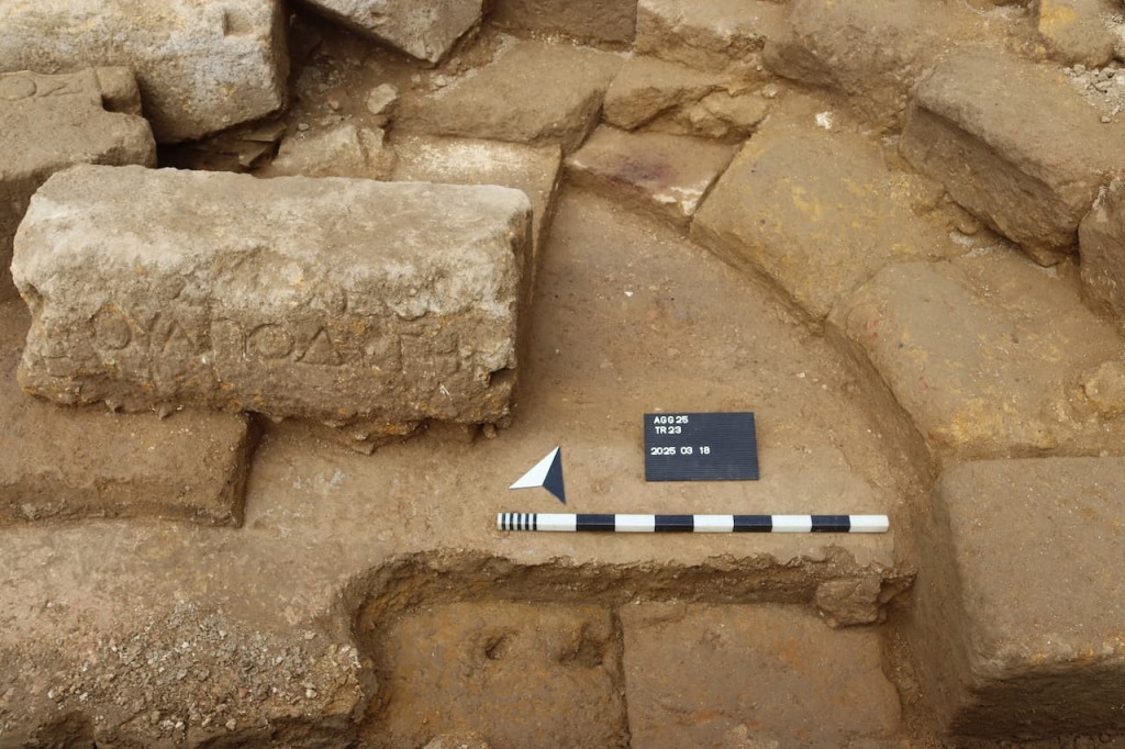 Ανακαλύφθηκε αίθουσα διδασκαλίας σε αρχαίο ελληνικό γυμνάσιο – Τι αποκαλύπτει η επιγραφή με κόκκινα γράμματα (φωτο)