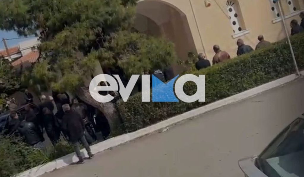 «Ράγισαν» καρδιές στην κηδεία του 50χρονου που δολοφονήθηκε στην Εύβοια (φωτο)