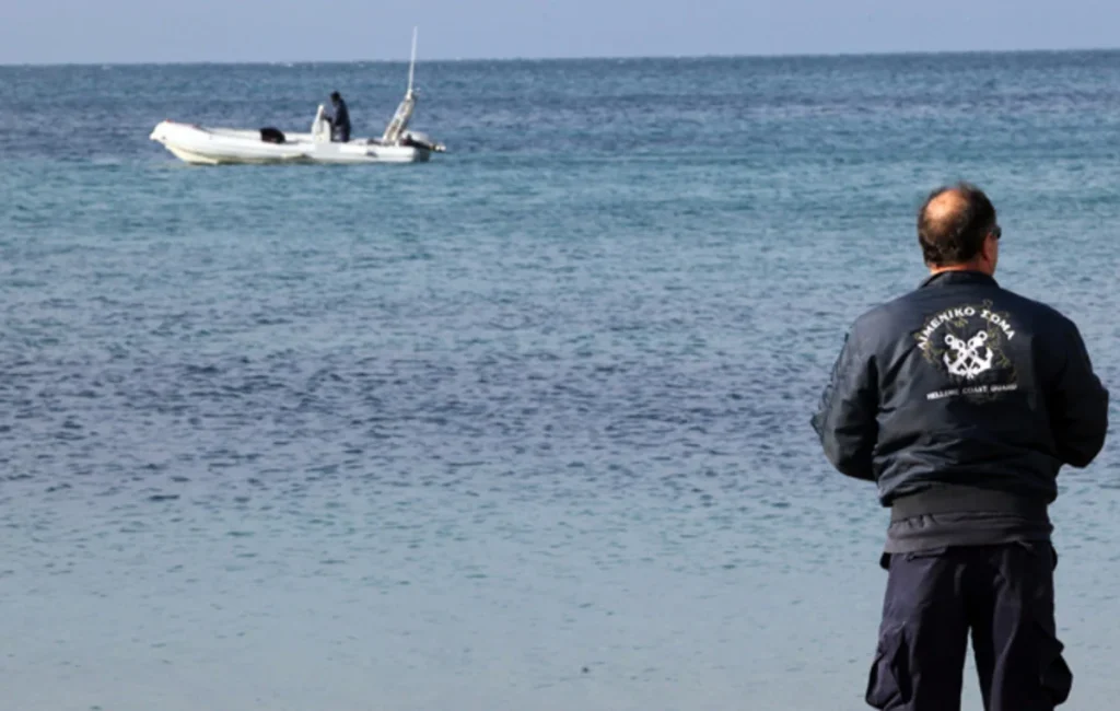 Οι Αρχές προσπαθούν να επιβεβαιώσουν αν η σορός που βρέθηκε στην Κυλλήνη, ανήκει στον ψαρά Παναγιώτη Ντόριζα