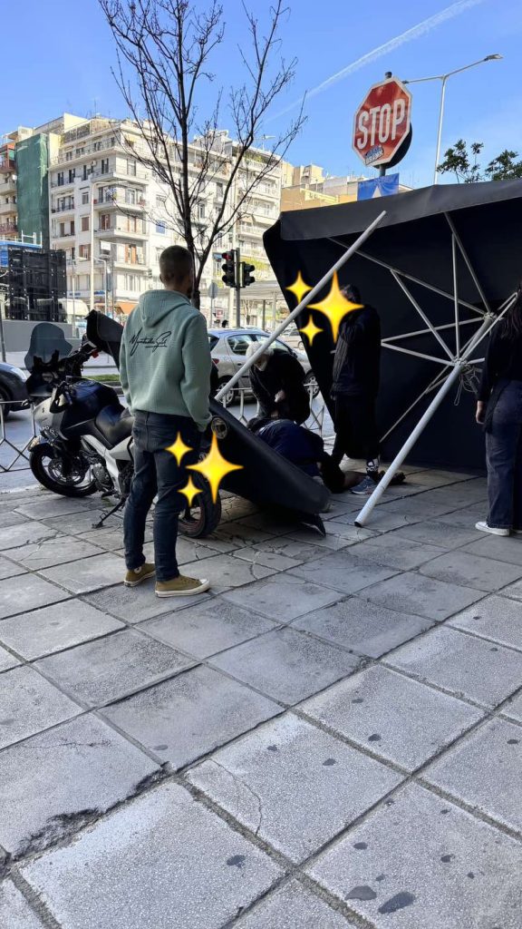 Θεσσαλονίκη: Άνεμοι έριξαν ομπρέλα στο κεφάλι γυναίκας – Μεταφέρθηκε στο νοσοκομείο (φωτο)