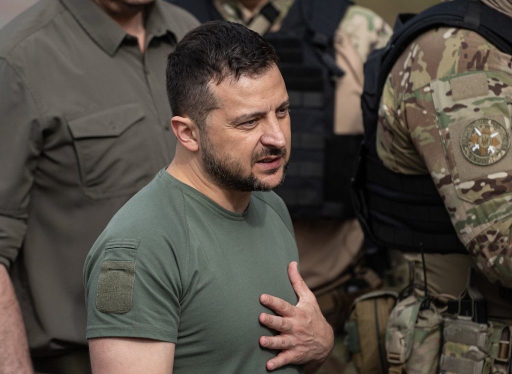 Ανήσυχος ο…  Ζελένσκι για τις ζωές των Κινέζων: «Η Μόσχα τους χρησιμοποιεί»