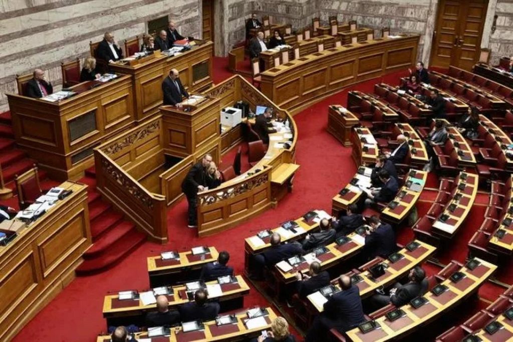 Εντάσεις και αποχωρήσεις στη Βουλή για την παραπομπή του Χ.Τριαντόπουλου στη δικαιοσύνη