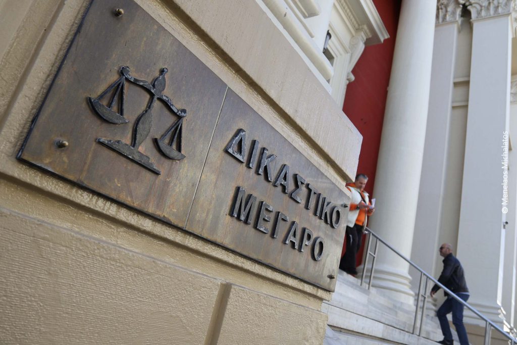 Αίγιο: Επεισοδιακή η μεταγωγή του 23χρονου στα δικαστήρια της Πάτρας, που φέρεται να δολοφόνησε δύο άνδρες