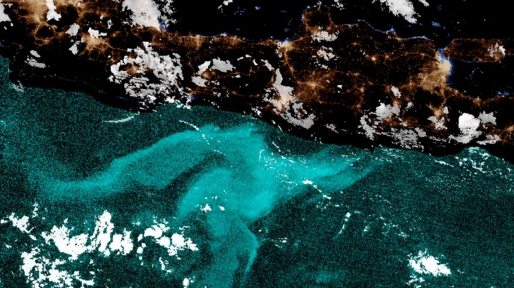 Φωσφορίζοντα κύματα: Τι αποκαλύπτουν οι ερευνητές για το ανεξήγητο φαινόμενο που παρατηρείται εδώ και 400 χρόνια