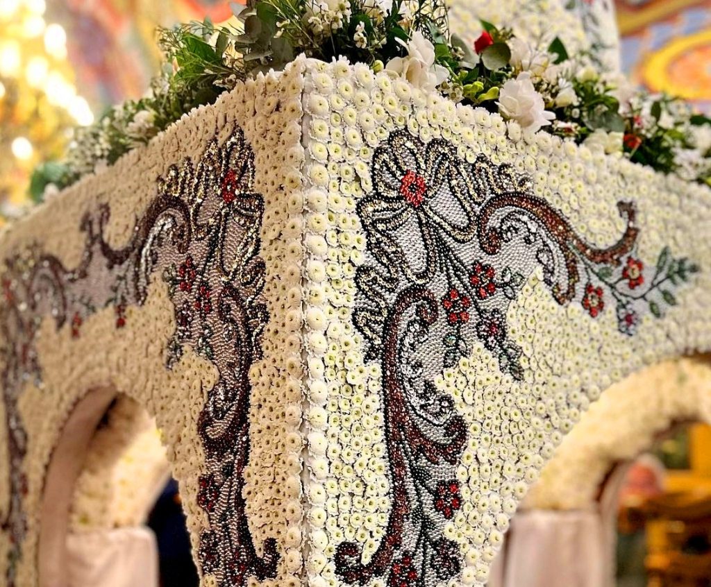 Επιτάφιος της Ουρανούπολης: Εκατοντάδες χέρια τον στόλισαν με πάνω από 200.000 πέρλες (βίντεο)