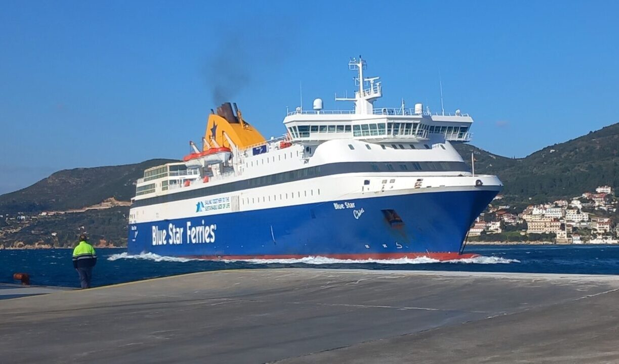 Ταλαιπωρία για 456 επιβάτες του «Blue Star Χίος»: Βλάβη στον καταπέλτη του πλοίου