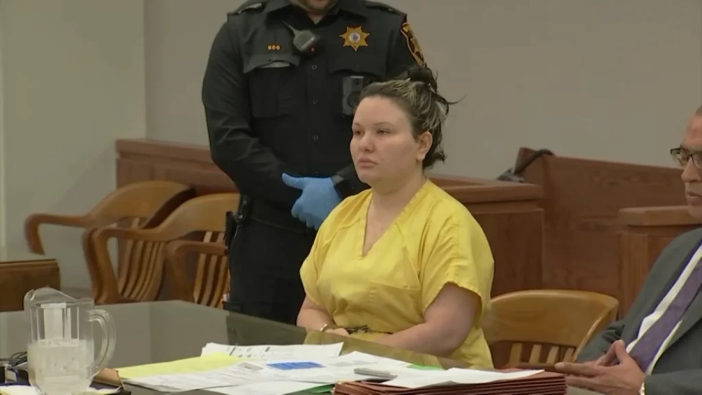 Γυναίκα προσπάθησε να προσλάβει δολοφόνο στο Tinder για να σκοτώσει τον πρώην σύντροφό της και την κόρη του