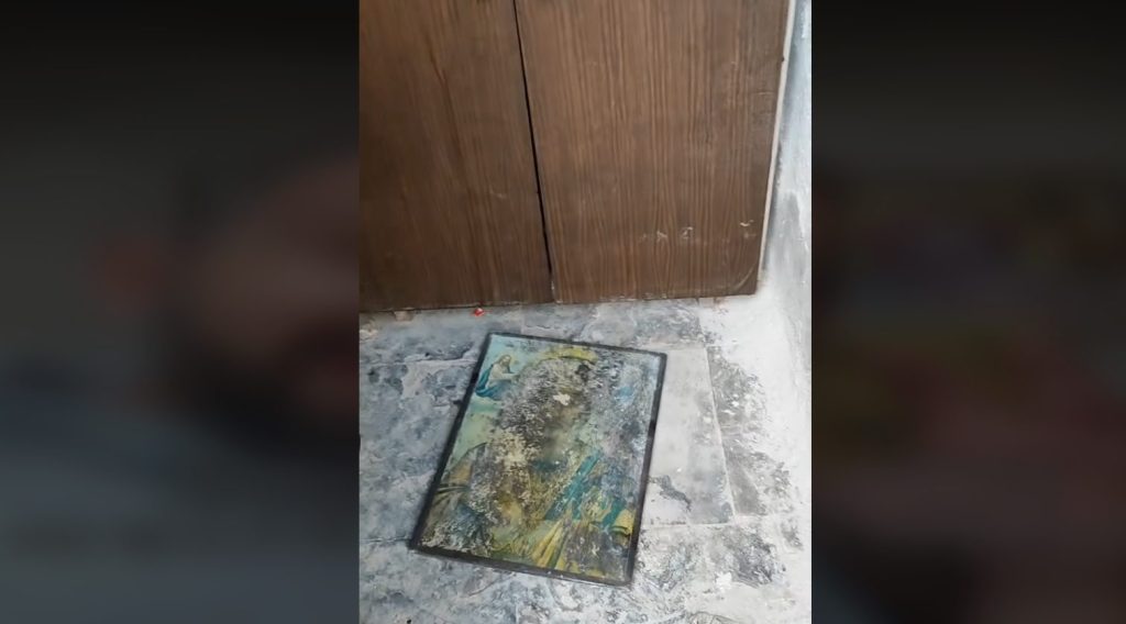 Iερόσυλοι νεαροί ποδοπατούν ιερές εικόνες και χορεύουν πάνω τους στον Ι.Ν. του Αγίου Νικολάου! (βίντεο)