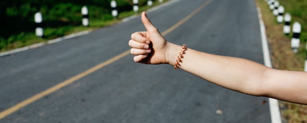 Κι όμως σε αυτή τη χώρα είναι υποχρεωτικό να παίρνεις όσους κάνουν ωτοστόπ: Ποιος είναι ο λόγος