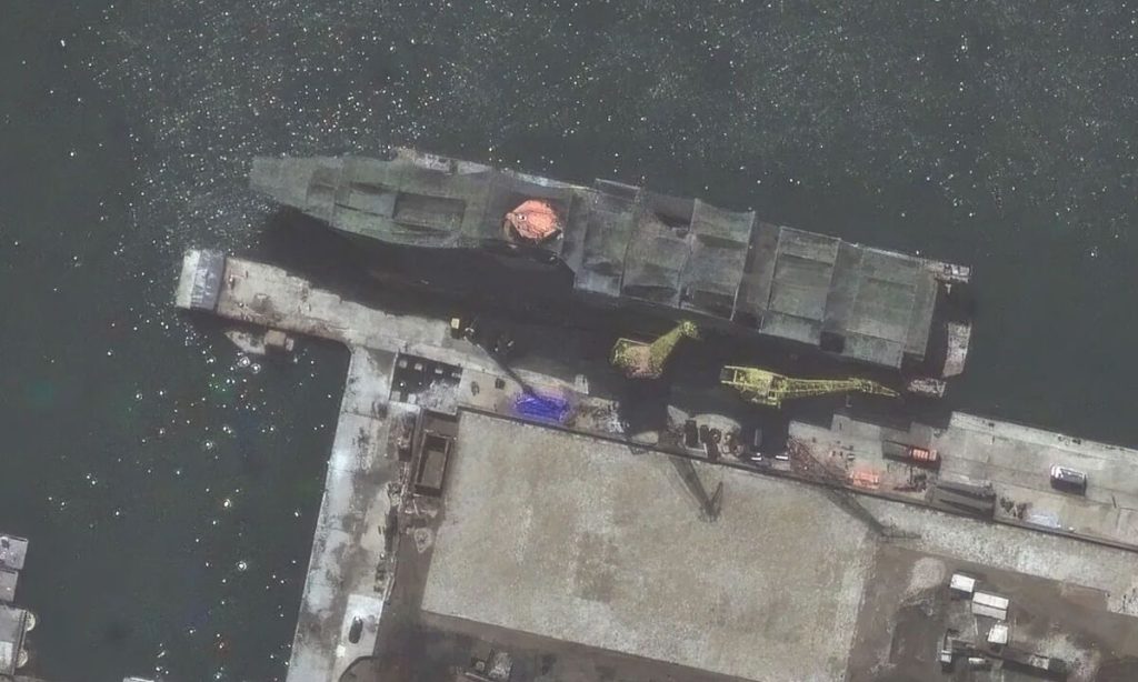 Β.Κορέα: Δορυφόρος κατέγραψε το νέο πανίσχυρο πολεμικό πλοίο του Κιμ Γιονγκ Ουν (φώτο)