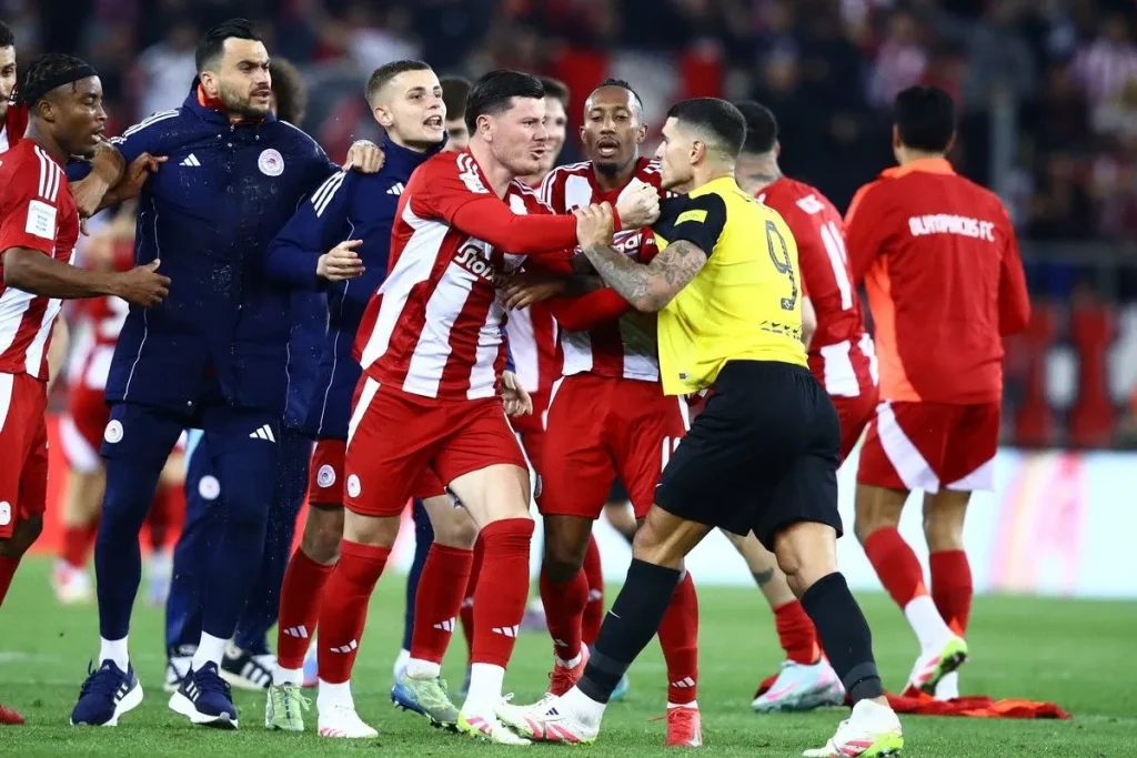 Ολυμπιακός – ΑΕΚ: Κλήθηκαν σε απολογία οι δύο ομάδες και ο Ματίας Αλμέιδα