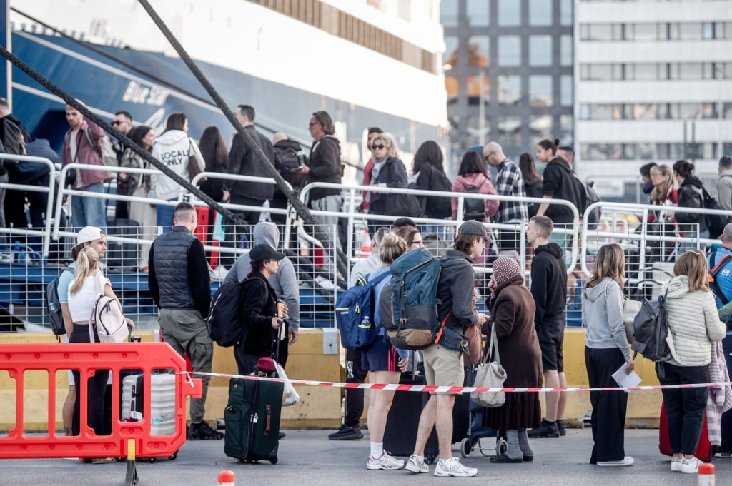 Κορυφώνονται οι αναχωρήσεις για το Πάσχα – Μεγάλη κινητικότητα στα δρομολόγια λεωφορείων αλλά και πλοίων